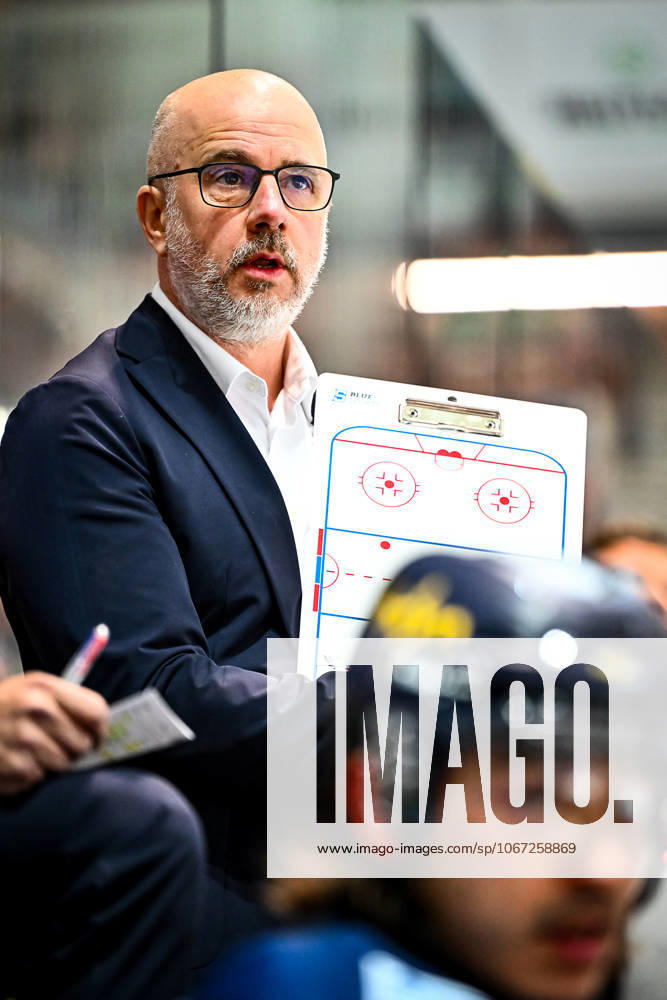 Stefan Nyman Head Coach, Head Coach, Iserlohn Roosters , GER, Iserlohn Roosters vs Loewen Frankfurt, Ice Hockey, Penny DEL, Matchday 7, Season 2025 2026, 02 10 2025, GER, Iserlohn Roosters vs Loewen Frankfurt, Ice Hockey, Penny DEL, Matchday 7, Season 2025 2026, 02 10 2025 Iserlohn