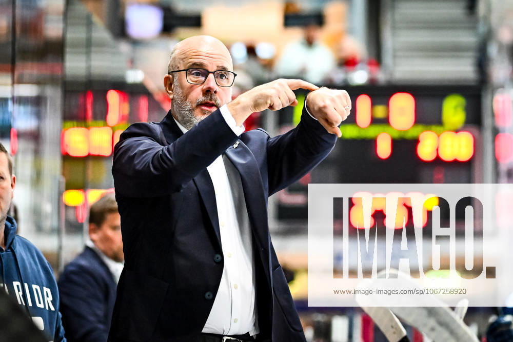Stefan Nyman Head Coach, Headcoach, Iserlohn Roosters , Feature, Symbol photo, GER, Iserlohn Roosters vs Loewen Frankfurt, Ice field hockey, Penny DEL, Matchday 7, Season 2025 2026, 02 10 2025, GER, Iserlohn Roosters vs Loewen Frankfurt, Ice field hockey, Penny DEL, Matchday 7, Season 2025 2026, 02 10 2025 Iserlohn