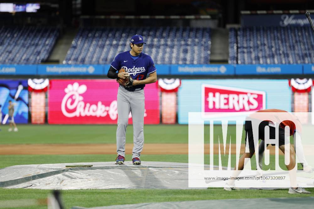 Baseball: Division Series between Dodgers and Phillies Los Angeles Dodgers two-way player Shohei Ohtani checks the mound at Citizens Bank Park in Philadelphia on Oct. 3, 2025, ahead of his start in Game 1 of the Division Series against the Philadelphia Phillies the following day. A14AA0004908320P