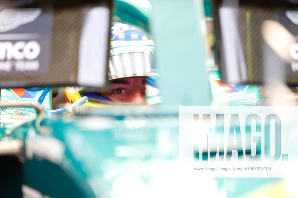 F1 - SINGAPORE GRAND PRIX 2025 ALONSO Fernando (spa), Aston Martin F1 Team AMR25, portrait during the 2025 Formula 1 Singapore Grand Prix, 18th round of the 2025 FIA Formula One World Championship, WM, Weltmeisterschaft from October 3 to 5, 2025 on the Marina Bay Street Circuit, in Singapore - SingaporeSingapore