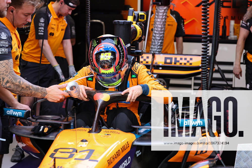 F1 - SINGAPORE GRAND PRIX 2025 PIASTRI Oscar (aus), McLaren F1 Team MCL39, portrait during the 2025 Formula 1 Singapore Grand Prix, 18th round of the 2025 FIA Formula One World Championship, WM, Weltmeisterschaft from October 3 to 5, 2025 on the Marina Bay Street Circuit, in Singapore - SingaporeSingapore
