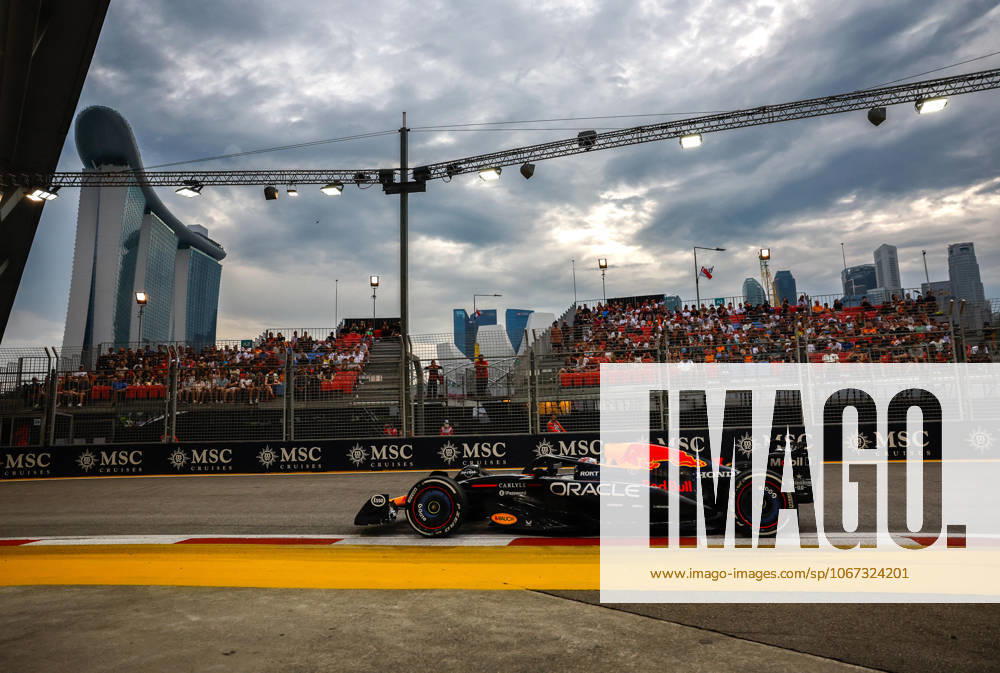 F1 - SINGAPORE GRAND PRIX 2025 01 VERSTAPPEN Max (nld), Red Bull Racing RB21, action during the 2025 Formula 1 Singapore Grand Prix, 18th round of the 2025 FIA Formula One World Championship, WM, Weltmeisterschaft from October 3 to 5, 2025 on the Marina Bay Street Circuit, in Singapore - SingaporeSingapore