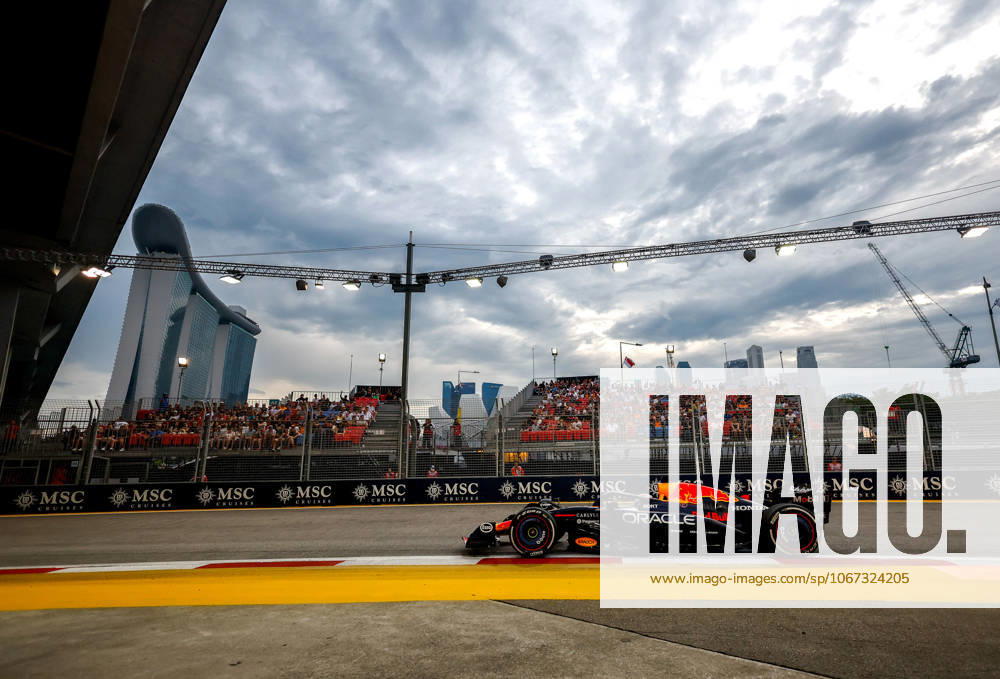 F1 - SINGAPORE GRAND PRIX 2025 01 VERSTAPPEN Max (nld), Red Bull Racing RB21, action during the 2025 Formula 1 Singapore Grand Prix, 18th round of the 2025 FIA Formula One World Championship, WM, Weltmeisterschaft from October 3 to 5, 2025 on the Marina Bay Street Circuit, in Singapore - SingaporeSingapore