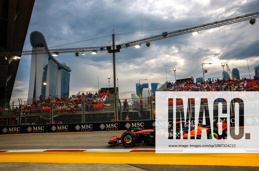 F1 - SINGAPORE GRAND PRIX 2025 04 NORRIS Lando (gbr), McLaren F1 Team MCL39, action during the 2025 Formula 1 Singapore Grand Prix, 18th round of the 2025 FIA Formula One World Championship, WM, Weltmeisterschaft from October 3 to 5, 2025 on the Marina Bay Street Circuit, in Singapore - SingaporeSingapore
