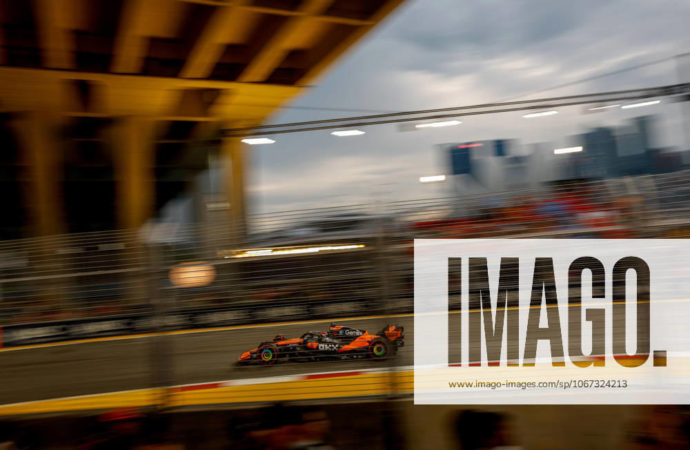 F1 - SINGAPORE GRAND PRIX 2025 81 PIASTRI Oscar (aus), McLaren F1 Team MCL39, action during the 2025 Formula 1 Singapore Grand Prix, 18th round of the 2025 FIA Formula One World Championship, WM, Weltmeisterschaft from October 3 to 5, 2025 on the Marina Bay Street Circuit, in Singapore - SingaporeSingapore