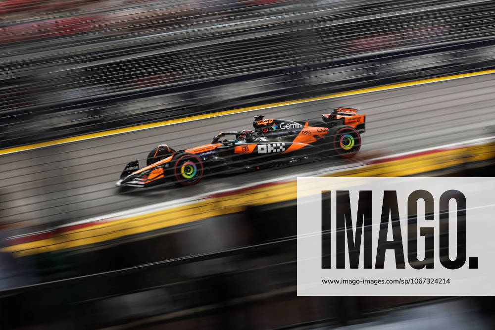 F1 - SINGAPORE GRAND PRIX 2025 81 PIASTRI Oscar (aus), McLaren F1 Team MCL39, action during the 2025 Formula 1 Singapore Grand Prix, 18th round of the 2025 FIA Formula One World Championship, WM, Weltmeisterschaft from October 3 to 5, 2025 on the Marina Bay Street Circuit, in Singapore - SingaporeSingapore