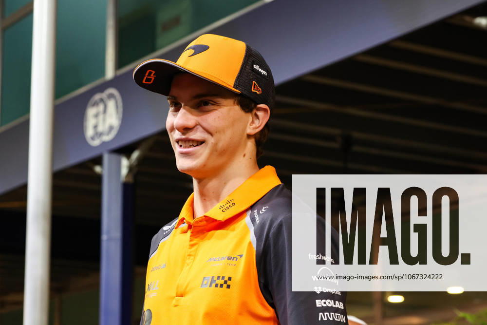 F1 - SINGAPORE GRAND PRIX 2025 PIASTRI Oscar (aus), McLaren F1 Team MCL39, portrait during the 2025 Formula 1 Singapore Grand Prix, 18th round of the 2025 FIA Formula One World Championship, WM, Weltmeisterschaft from October 3 to 5, 2025 on the Marina Bay Street Circuit, in Singapore - SingaporeSingapore