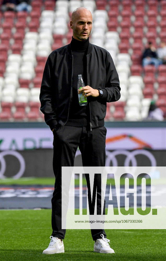 Soccer 1 Bundesliga, FC Augsburg VfL Wolfsburg v l Head Coach Paul Simonis VfL Wolfsburg Augsburg