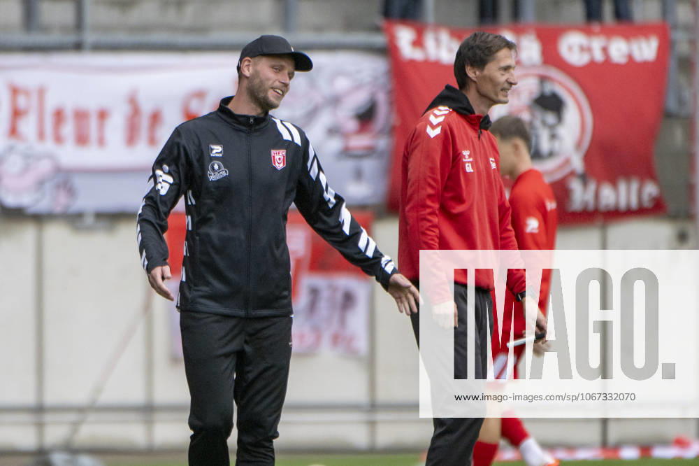 Regionalliga Nordost Season 25 26 Hallescher FC vs ZFC Meuselwitz Halle, Germany 04 October 2025 In the picture from left coach Robert Schröder Schroeder Halle and coach Georg Martin Leopold Meuselwitz Halle Saale Leuna Chemie Stadion Sachsen Anhalt Germany