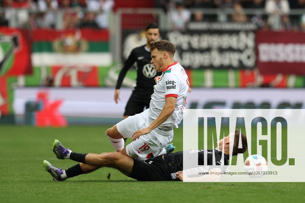 In duel, action, with Robin Fellhauer 19 FC Augsburg , Joakim Maehle 21 VfL Wolfsburg , FC Augsburg vs VfL Wolfsburg, Soccer, 1 Bundesliga, 6 Matchday, 04 10 2025 DFB regulations prohibit any use of photographs as image sequences and or quasi video Augsburg Bayern Germany