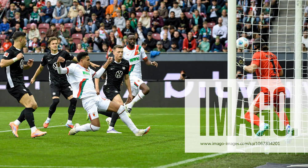 Fussball 1 Bundesliga, FC Augsburg VfL Wolfsburg v l Noahkai Banks FC Augsburg Goal scored, erziehlt das Tor zum 1 0 Augsburg