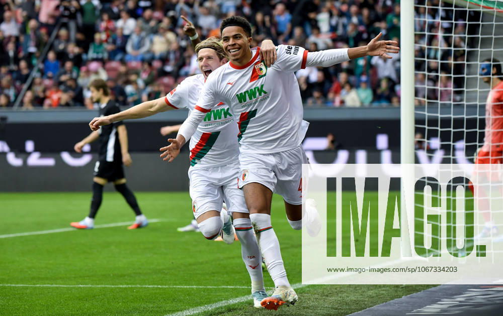 Fussball 1 Bundesliga, FC Augsburg VfL Wolfsburg v l Noahkai Banks FC Augsburg Jubel, Torjubel, celebrate the goal, jubelt ueber das Tor zum 1 0 Augsburg