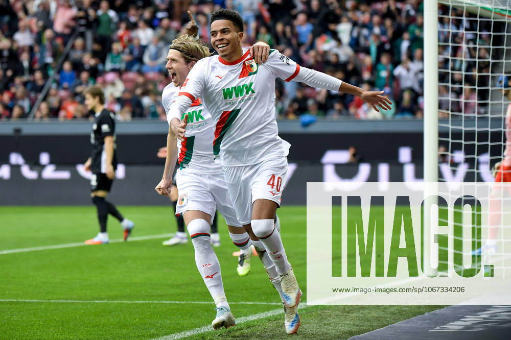 Fussball 1 Bundesliga, FC Augsburg VfL Wolfsburg v l Noahkai Banks FC Augsburg Jubel, Torjubel, celebrate the goal, jubelt ueber das Tor zum 1 0 Augsburg