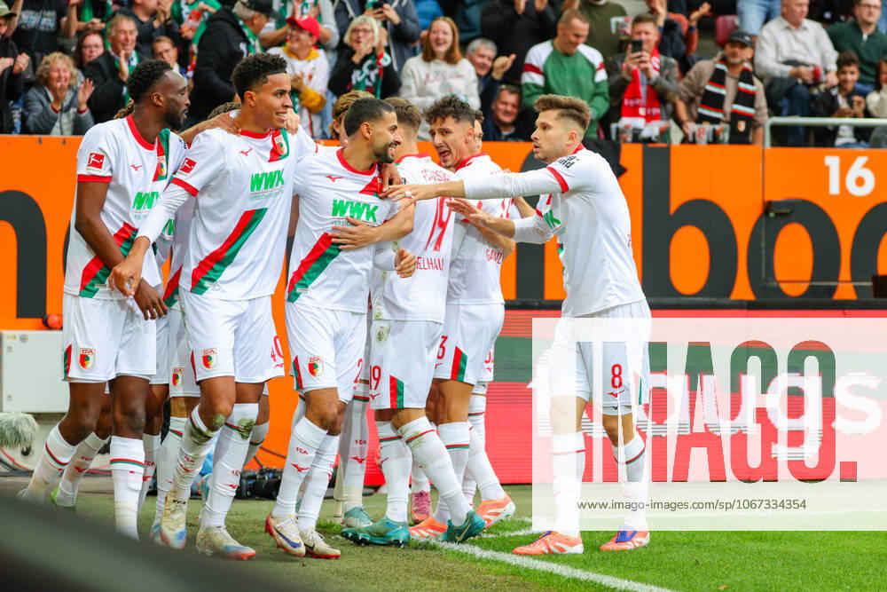 Team FC Augsburg Goal for 1 0 at the match between FC Augsburg v VfL Wolfsburg, Football, Men, Bundesliga, 2025 2026, Matchday 6 on 04 10 2025 in Augsburg, WWK Arena DFL and DFB regulations prohibit any use of photographs as image sequences and or quasi video Bayern Germany