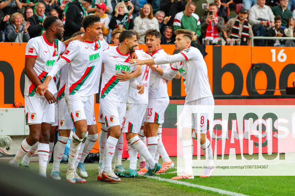Team FC Augsburg Goal for 1 0 at the match between FC Augsburg v VfL Wolfsburg, Football, Men, Bundesliga, 2025 2026, Matchday 6 on 04 10 2025 in Augsburg, WWK Arena DFL and DFB regulations prohibit any use of photographs as image sequences and or quasi video Bayern Germany