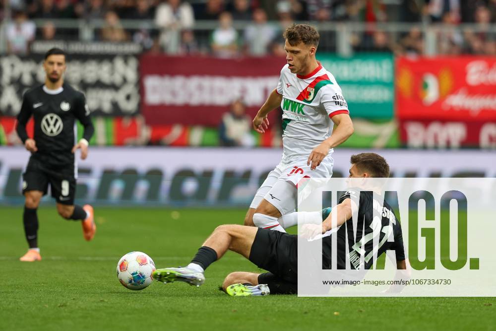 In duel, action, with Robin Fellhauer 19 FC Augsburg , Joakim Maehle 21 VfL Wolfsburg , FC Augsburg vs VfL Wolfsburg, Soccer, 1 Bundesliga, 6 Matchday, 04 10 2025 DFB regulations prohibit any use of photographs as image sequences and or quasi video Augsburg Bayern Germany
