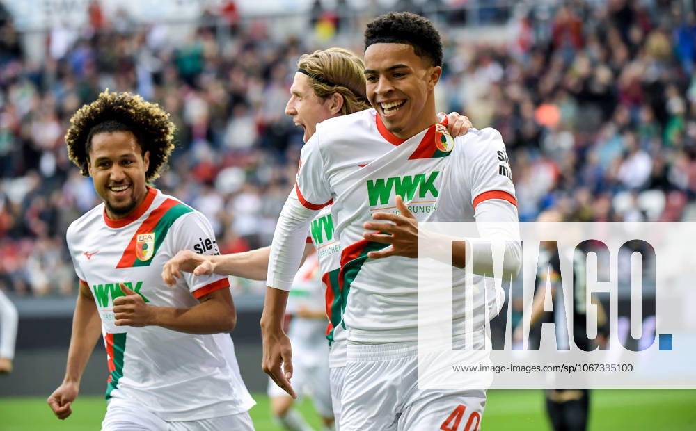 Fussball 1 Bundesliga, FC Augsburg VfL Wolfsburg v l Noahkai Banks FC Augsburg Jubel, Torjubel, celebrate the goal, jubelt ueber das Tor zum 1 0 Augsburg