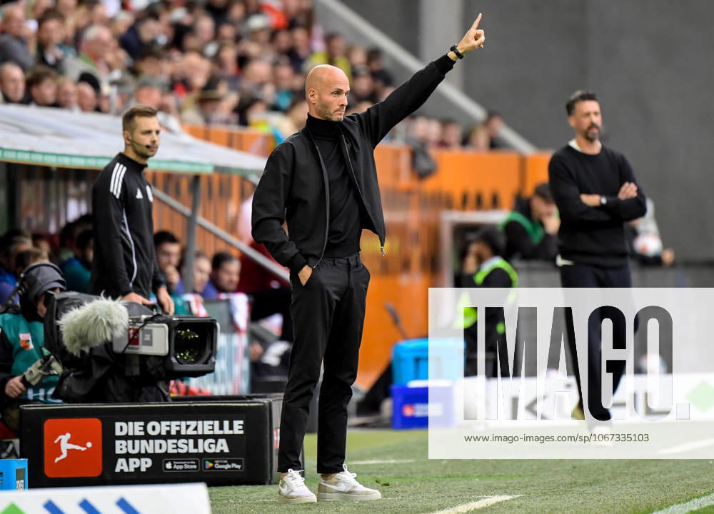 Soccer 1 Bundesliga, FC Augsburg VfL Wolfsburg v l Head Coach Paul Simonis VfL Wolfsburg gives instructions, gesticulates with arms, gesticulates, gives instructions Augsburg