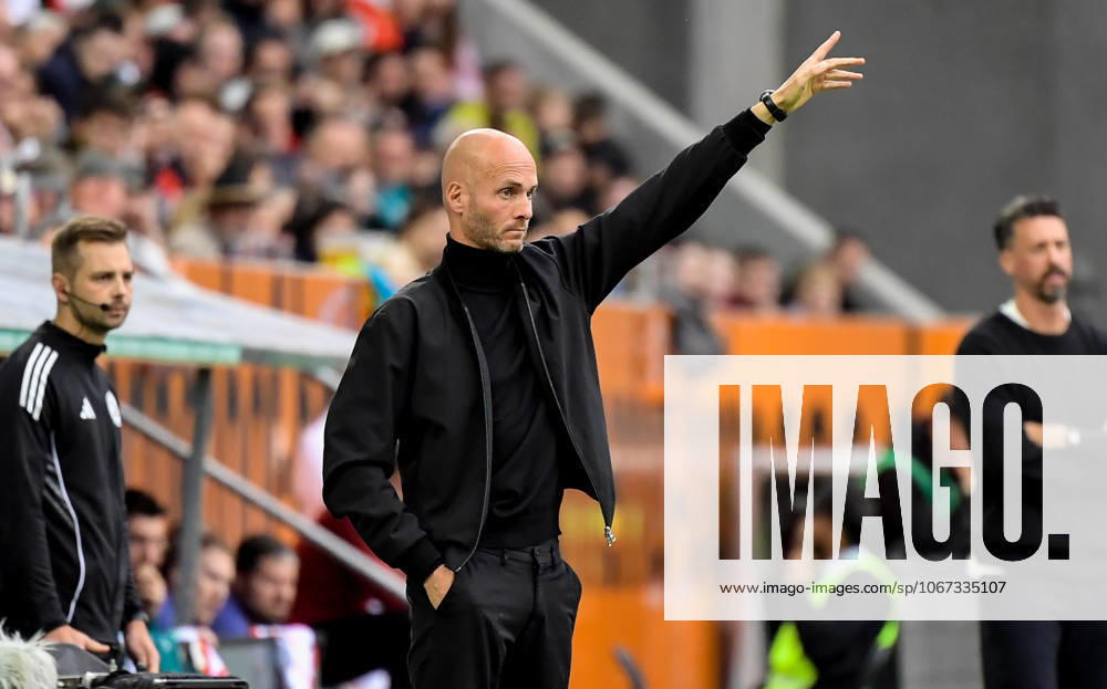 Soccer 1 Bundesliga, FC Augsburg VfL Wolfsburg v l Head Coach Paul Simonis VfL Wolfsburg gives instructions, gesticulates with arms, gesticulates, gives instructions Augsburg
