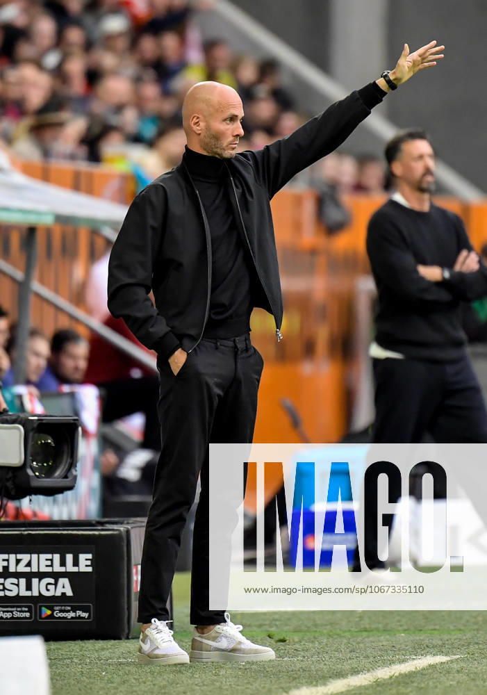 Soccer 1 Bundesliga, FC Augsburg VfL Wolfsburg v l Head Coach Paul Simonis VfL Wolfsburg gives instructions, gesticulates with arms, gesticulates, gives instructions Augsburg