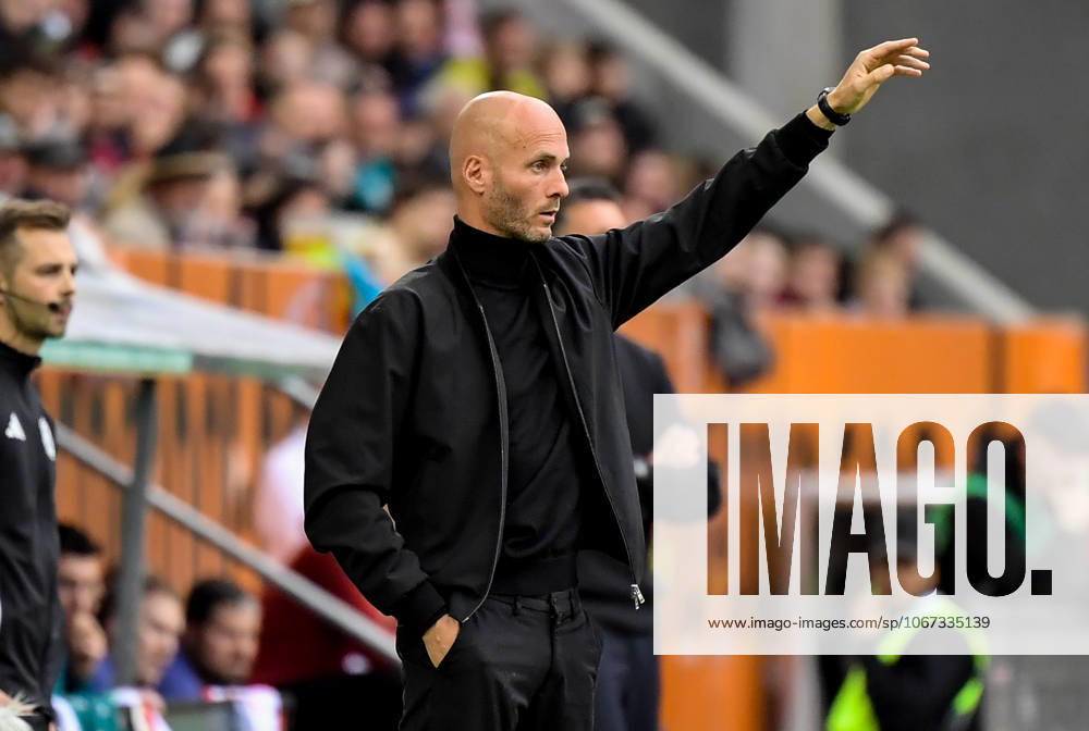 Soccer 1 Bundesliga, FC Augsburg VfL Wolfsburg v l Head Coach Paul Simonis VfL Wolfsburg gives instructions, gesticulates with arms, gesticulates, gives instructions Augsburg