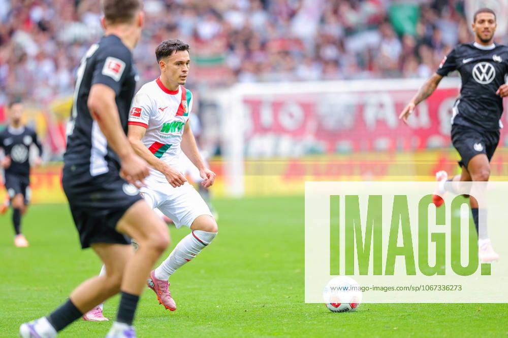 Fabian Rieder 32, FC Augsburg at the match between FC Augsburg v VfL Wolfsburg, Soccer, Men, Bundesliga, 2025 2026, Matchday 6 on 04 10 2025 in Augsburg, WWK Arena DFL and DFB regulations prohibit any use of photographs as image sequences and or quasi video Bayern Germany