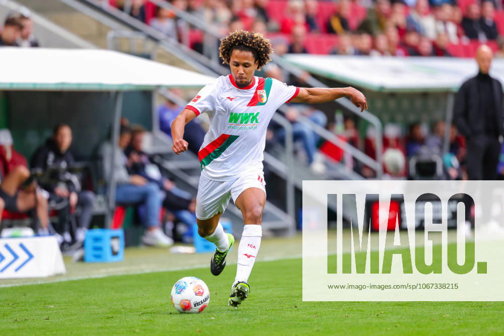 Han Noah Massengo 4, FC Augsburg at the match between FC Augsburg v VfL Wolfsburg, Football, Men, Bundesliga, 2025 2026, Matchday 6 on 04 10 2025 in Augsburg, WWK Arena DFL and DFB regulations prohibit any use of photographs as image sequences and or quasi video Bayern Germany