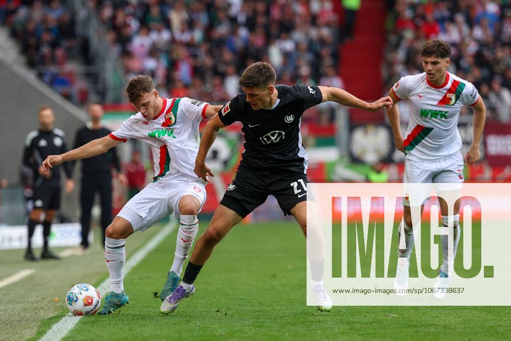 In duel, action, with Robin Fellhauer 19 FC Augsburg , Joakim Maehle 21 VfL Wolfsburg , Mert Koemuer 36 FC Augsburg , FC Augsburg vs VfL Wolfsburg, Football, 1 Bundesliga, 6 Matchday, 04 10 2025 DFB regulations prohibit any use of photographs as image sequences and or quasi video Augsburg Bayern Germany