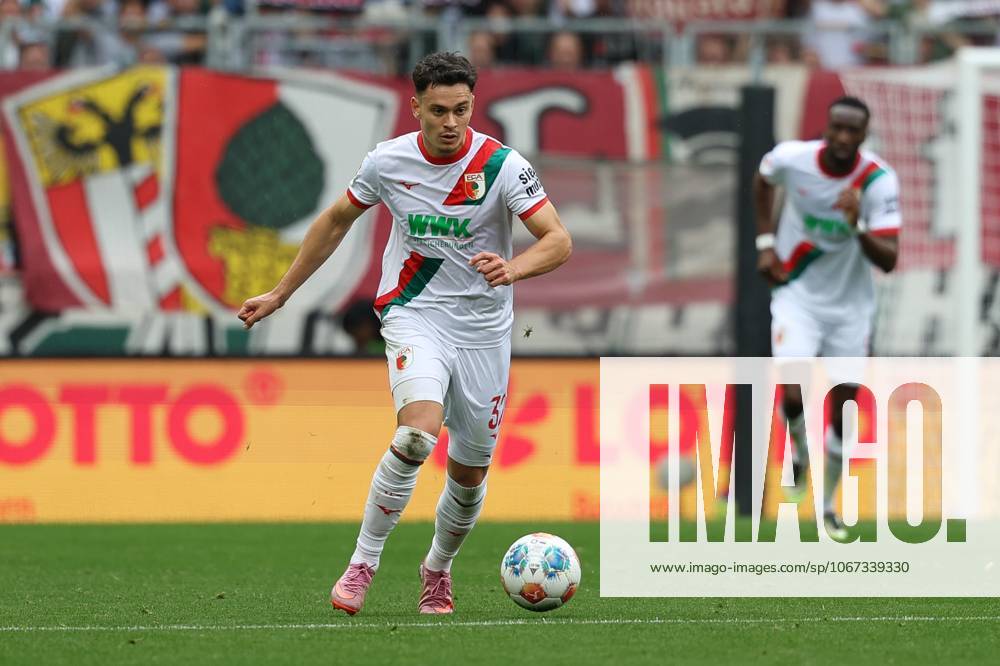 Fabian Rieder 32 FC Augsburg , FC Augsburg vs VfL Wolfsburg, Soccer, 1 Bundesliga, 6 Matchday, 04 10 2025 DFB regulations prohibit any use of photographs as image sequences and or quasi video Augsburg Bayern Germany