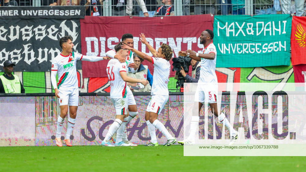 Team FC Augsburg Goal for 2 0 at the match between FC Augsburg v VfL Wolfsburg, Football, Men, Bundesliga, 2025 2026, Matchday 6 on 04 10 2025 in Augsburg, WWK Arena DFL and DFB regulations prohibit any use of photographs as image sequences and or quasi video Bayern Germany