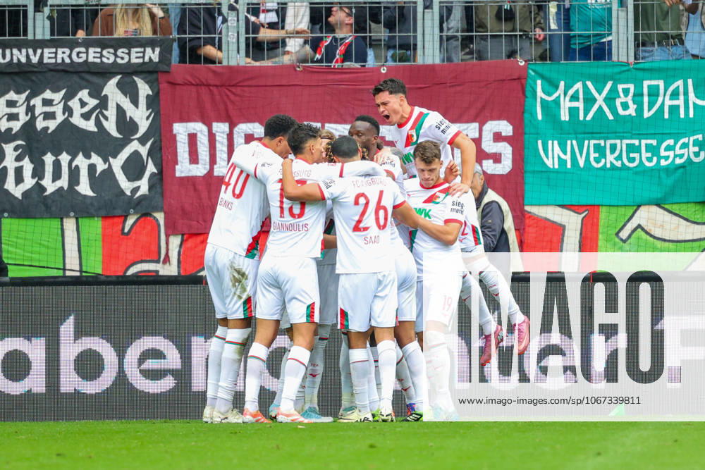 Team FC Augsburg Goal for 2 0 at the match between FC Augsburg v VfL Wolfsburg, Football, Men, Bundesliga, 2025 2026, Matchday 6 on 04 10 2025 in Augsburg, WWK Arena DFL and DFB regulations prohibit any use of photographs as image sequences and or quasi video Bayern Germany