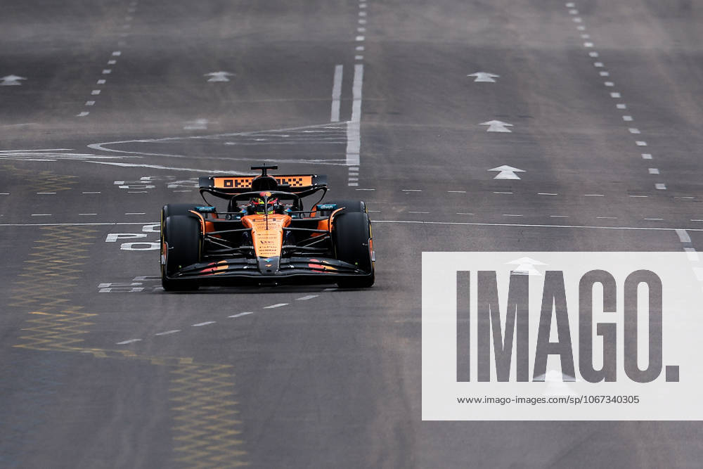 F1 - SINGAPORE GRAND PRIX 2025 81 PIASTRI Oscar (aus), McLaren F1 Team MCL39, action during the 2025 Formula 1 Singapore Grand Prix, 18th round of the 2025 FIA Formula One World Championship, WM, Weltmeisterschaft from October 3 to 5, 2025 on the Marina Bay Street Circuit, in Singapore - SingaporeSingapore