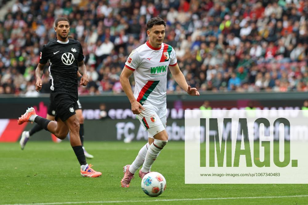 Fabian Rieder 32 FC Augsburg , FC Augsburg vs VfL Wolfsburg, Soccer, 1 Bundesliga, 6 Matchday, 04 10 2025 DFB regulations prohibit any use of photographs as image sequences and or quasi video Augsburg Bayern Germany