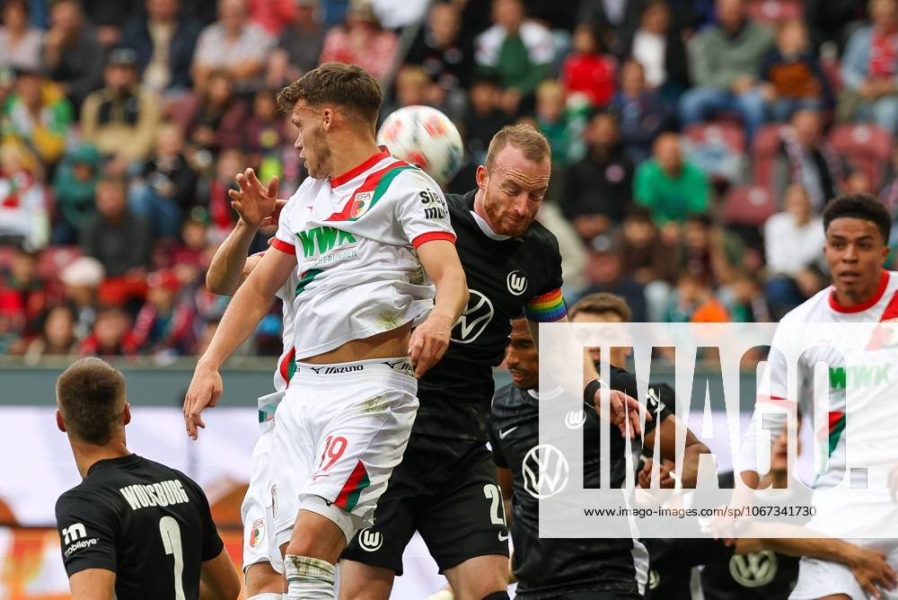 In duel, action, with Robin Fellhauer 19 FC Augsburg , Maximilian Arnold 27 VfL Wolfsburg , FC Augsburg vs VfL Wolfsburg, Football, 1 Bundesliga, 6 Matchday, 04 10 2025 DFB regulations prohibit any use of photographs as image sequences and or quasi video Augsburg Bayern Germany