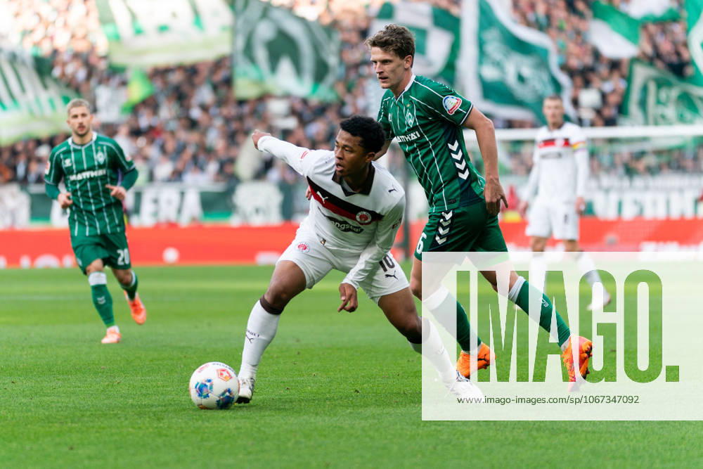 Joel Chima Fujita FC St Pauli, 16 dribbling against Jens Stage SV Werder Bremen, 06 , GER, SV Werder Bremen vs FC St Pauli, Football, Bundesliga, Matchday 6, Season 2025 2026, 04 10 2025 DFL REGULATIONS PROHIBIT ANY USE OF PHOTOGRAPHS AS IMAGE SEQUENCES AND OR QUASI VIDEO GER, SV Werder Bremen vs FC St Pauli, Football, Bundesliga, Matchday 6, Season 2025 2026, 04 10 2025 Bremen