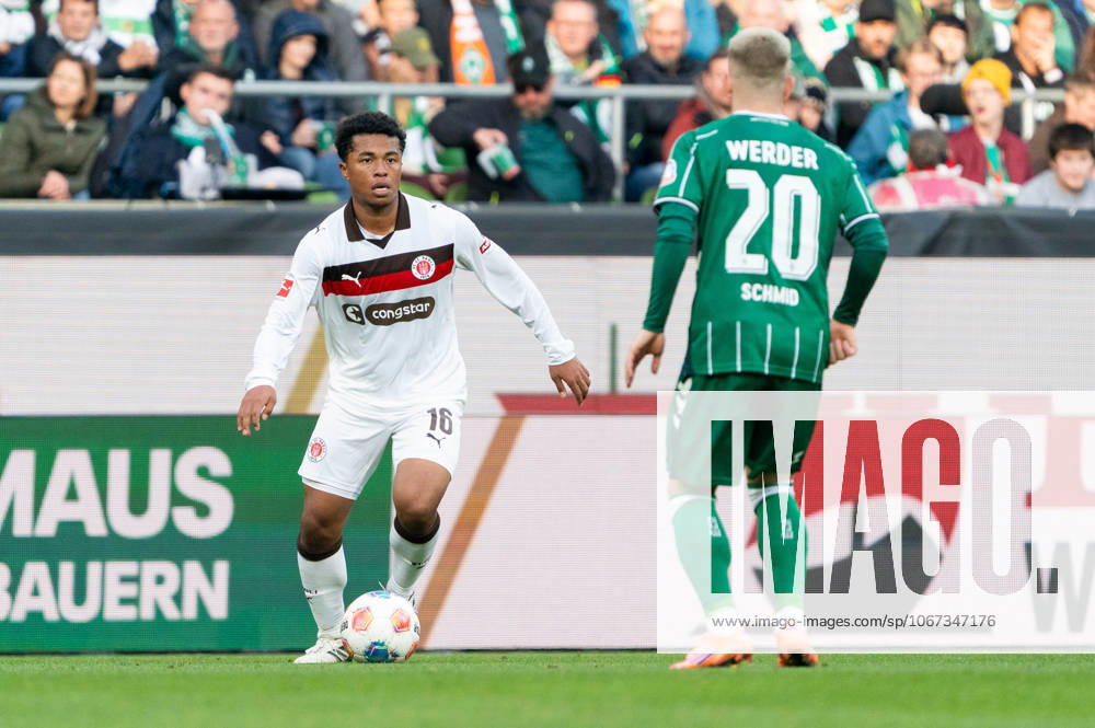 Joel Chima Fujita FC St Pauli, 16 dribbling against Romano Schmid SV Werder Bremen, 20 , GER, SV Werder Bremen vs FC St Pauli, Football, Bundesliga, Matchday 6, Season 2025 2026, 04 10 2025 DFL REGULATIONS PROHIBIT ANY USE OF PHOTOGRAPHS AS IMAGE SEQUENCES AND OR QUASI VIDEO GER, SV Werder Bremen vs FC St Pauli, Football, Bundesliga, Matchday 6, Season 2025 2026, 04 10 2025 Bremen