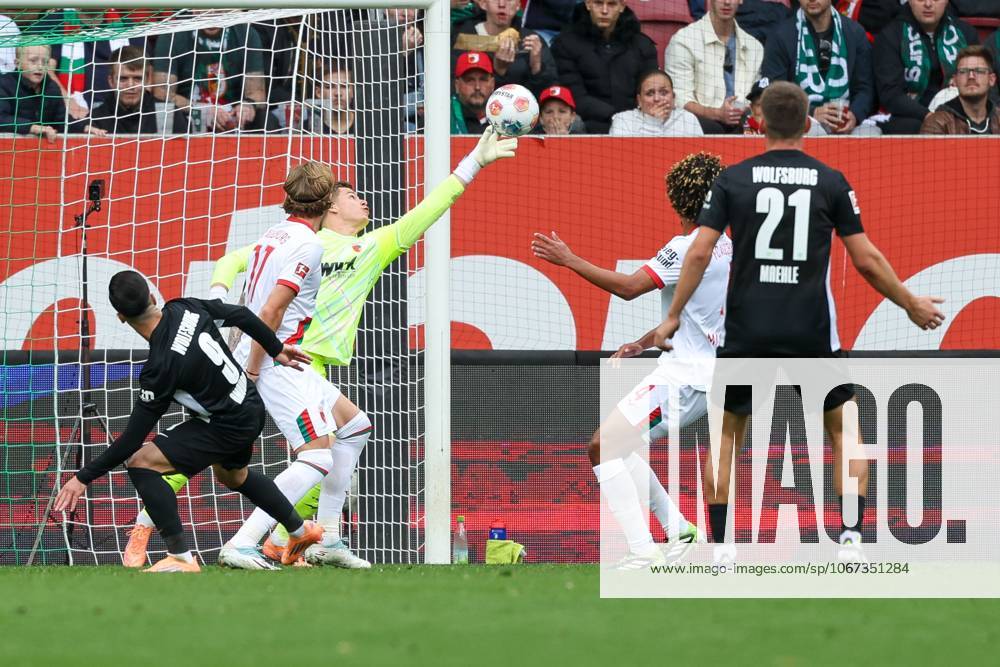 Goalkeeper action by Finn Dahmen 1 FC Augsburg , FC Augsburg vs VfL Wolfsburg, Soccer, 1 Bundesliga, Matchday 6, 04 10 2025 DFB regulations prohibit any use of photographs as image sequences and or quasi video Augsburg Bayern Germany