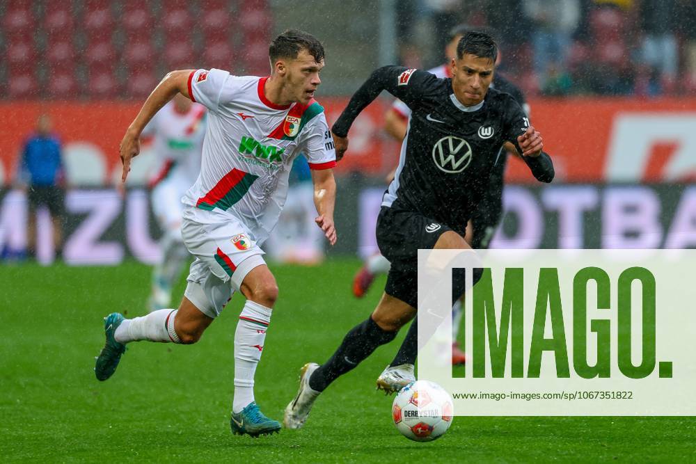 In duel, action, with Robin Fellhauer 19 FC Augsburg , Adam Daghim 11 VfL Wolfsburg , FC Augsburg vs VfL Wolfsburg, Soccer, 1 Bundesliga, 6 Matchday, 04 10 2025 DFB regulations prohibit any use of photographs as image sequences and or quasi video Augsburg Bayern Germany