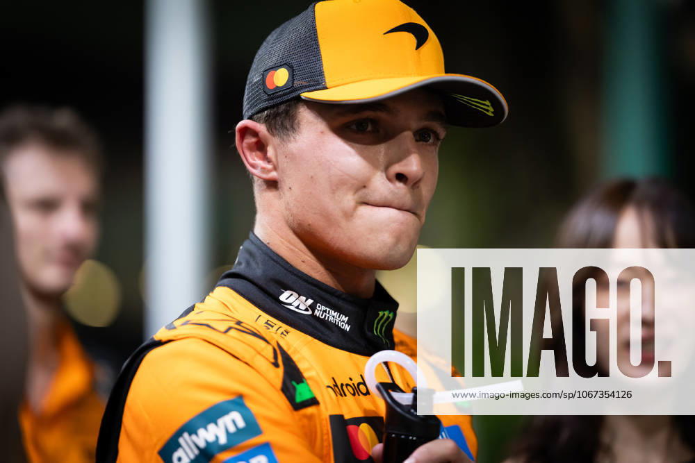 F1 - SINGAPORE GRAND PRIX 2025 NORRIS Lando (gbr), McLaren F1 Team MCL39, portrait during the 2025 Formula 1 Singapore Grand Prix, 18th round of the 2025 FIA Formula One World Championship, WM, Weltmeisterschaft from October 3 to 5, 2025 on the Marina Bay Street Circuit, in Singapore - SingaporeSingapore