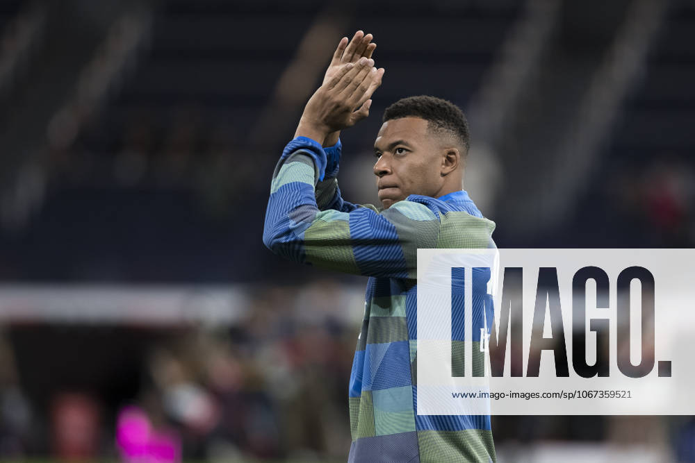 LA LIGA EA Sports - Real Madrid vs Villarreal MADRID, SPAIN - October 4: Kylian Mbappe of Real Madrid warm up during the La Liga 2025 26 match between Real Madrid and Villarreal at Santiago Bernabeu Stadium. (Photo by Guille Martinez f22photo) Madrid Santiago Bernabeu Stadium Spain