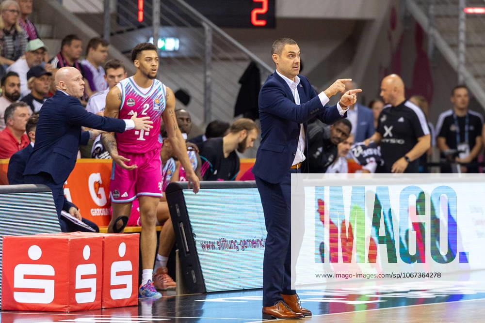 Marko Stankovic Telekom Baskets Bonn, Head Coach gives instructions, Alijah Comithier Telekom Baskets Bonn, 02 , Lionel˽Bosco Telekom Baskets Bonn, Assistant Coach Telekom Baskets Bonn vs EWE Baskets Oldenburg, Basketball, easy Credit BBL, 03 Matchday, 2025 2026, 04 10 2025 Telekom Baskets Bonn vs EWE Baskets Oldenburg, easy Credit BBL, 03 Matchday, 2025 2026, 04 10 2025 Bonn