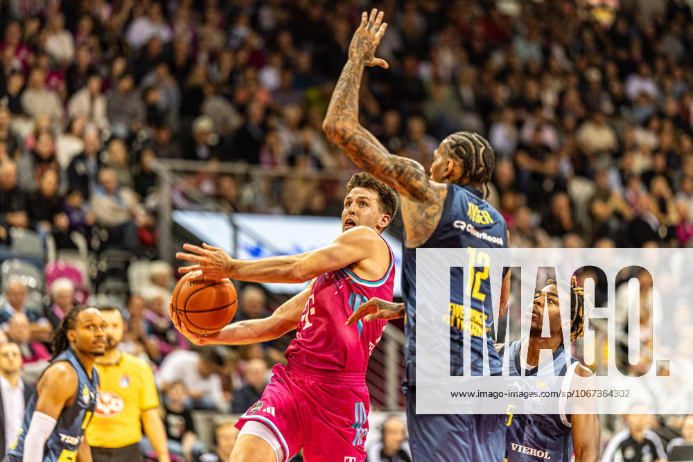 Grayson Murphy Telekom Baskets Bonn, 07 vs Michale Kyser EWE Baskets Oldenburg, 12 Telekom Baskets Bonn vs EWE Baskets Oldenburg, Basketball, easy Credit BBL, 03 Matchday, 2025 2026, 04 10 2025 Telekom Baskets Bonn vs EWE Baskets Oldenburg, easy Credit BBL, 03 Matchday, 2025 2026, 04 10 2025 Bonn
