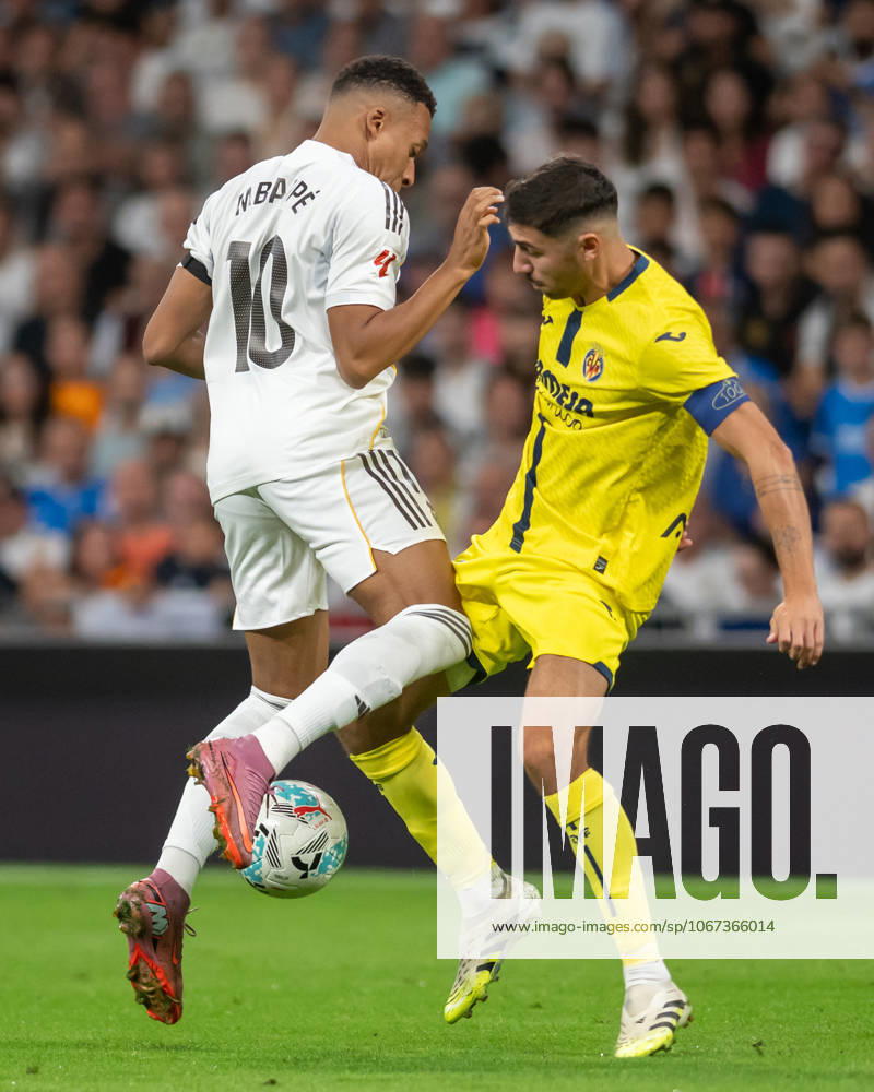 Real Madrid CFs Kylian Mbappe (l) and Villarreal CF s Santi Comesana during La Liga match. October 4, 2025. (2025100438)