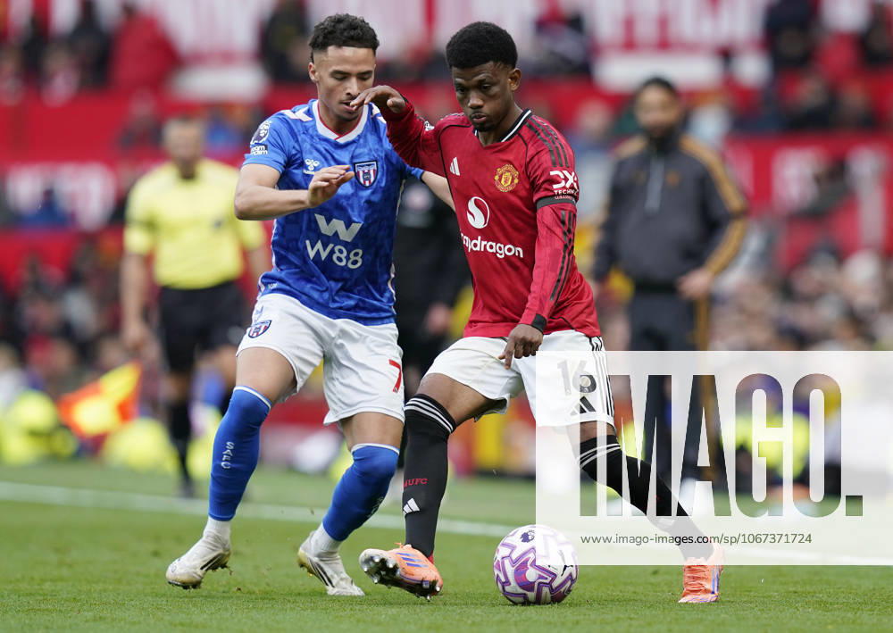 Manchester, England, 4th October 2025. Amad Diallo of Manchester United, ManU (R) is challenged by Chemsdine Talbi of Sunderland during the Manchester United vs Sunderland Premier League match at Old Trafford, Manchester. Picture credit should read: Andrew Yates Sportimage . SPI_070_AY_MAN_UTD_SUN SPI-4195-0062