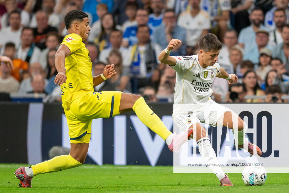 Real Madrid CFs Arda Guler (r) and Villarreal CF s Santiago Mourino during La Liga match. October 4, 2025. (2025100448)