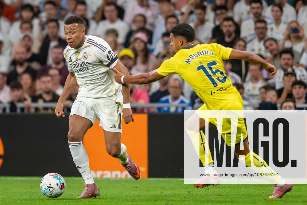 Real Madrid CFs Kylian Mbappe (l) and Villarreal CF s Santiago Mourino during La Liga match. October 4, 2025. (2025100486)