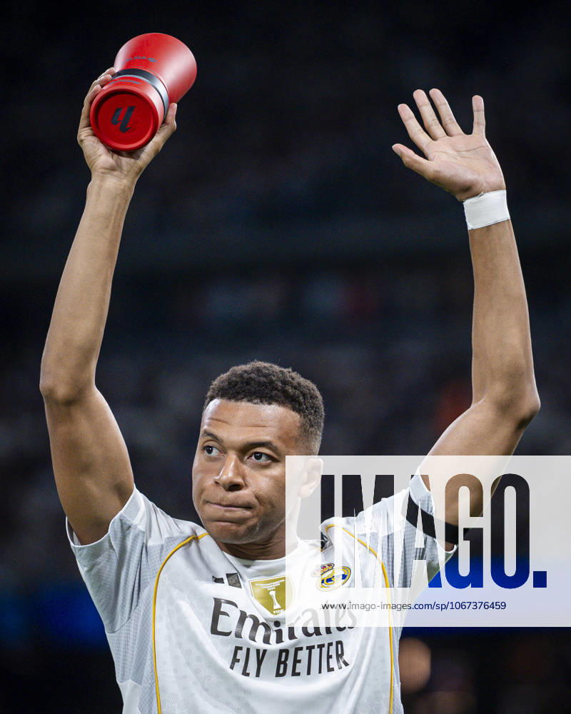 REAL MADRID CF v VILLARREAL CF. LA LIGA 2025 2026. ROUND 8. Real Madrid CFs Kylian Mbappe celebrates the MVP of September during La Liga match. October 4, 2025. (ALTERPHOTOS Toni Garrido) MadridSpain
