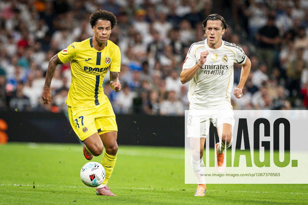 Real Madrid CFs Alvaro Carreras (r) and Villarreal CF s Tajon Buchanan during La Liga match. October 4, 2025. (2025100483)