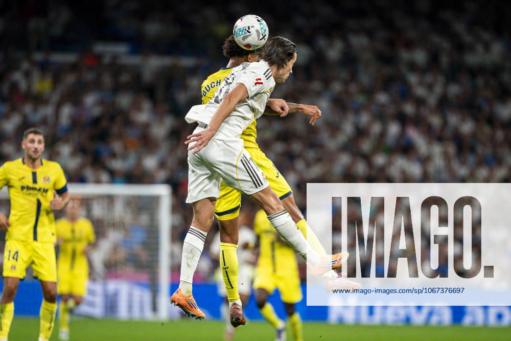 Real Madrid CFs Alvaro Carreras (r) and Villarreal CF s Tajon Buchanan during La Liga match. October 4, 2025. (20251004105)