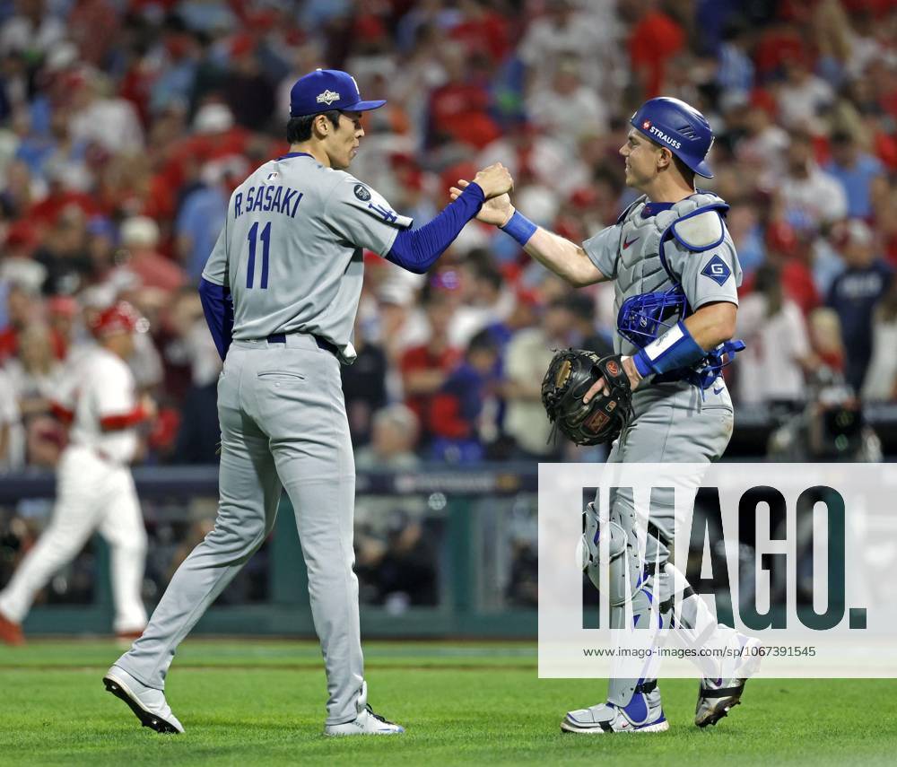 Baseball: Division Series between Dodgers and Phillies Los Angeles Dodgers reliever Roki Sasaki (L) shakes hands with catcher Will Smith after throwing a scoreless ninth inning to earn save in Game 1 of the National League Division Series against the Philadelphia Phillies at Citizens Bank Park in Philadelphia on Oct. 4, 2025. A14AA0004911725P